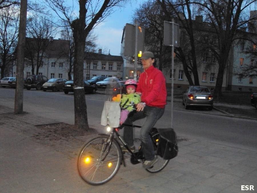 Rowerzysta z dzieckiem.