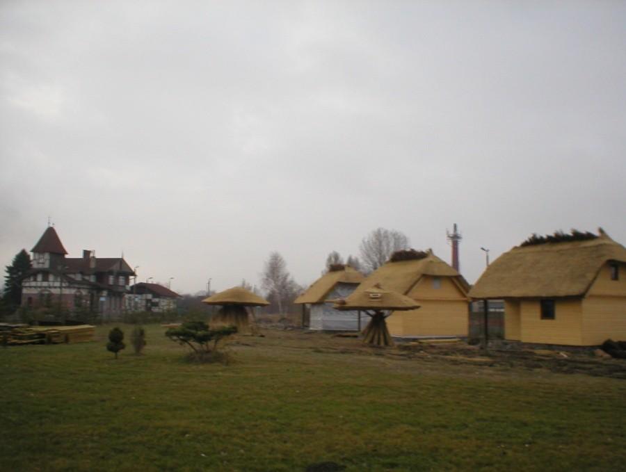 TOLKMICKO-DOMKI NA WYNAJEM i ZABYTKOWY DWORZEC PKP