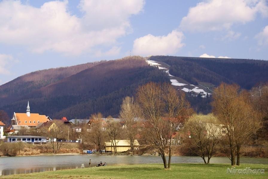 loty nad Żarem