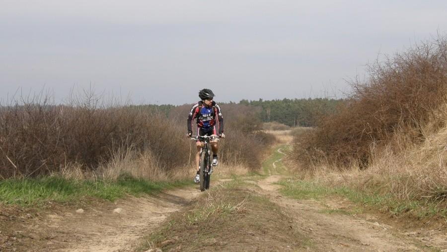 Biker na terenowej trasie