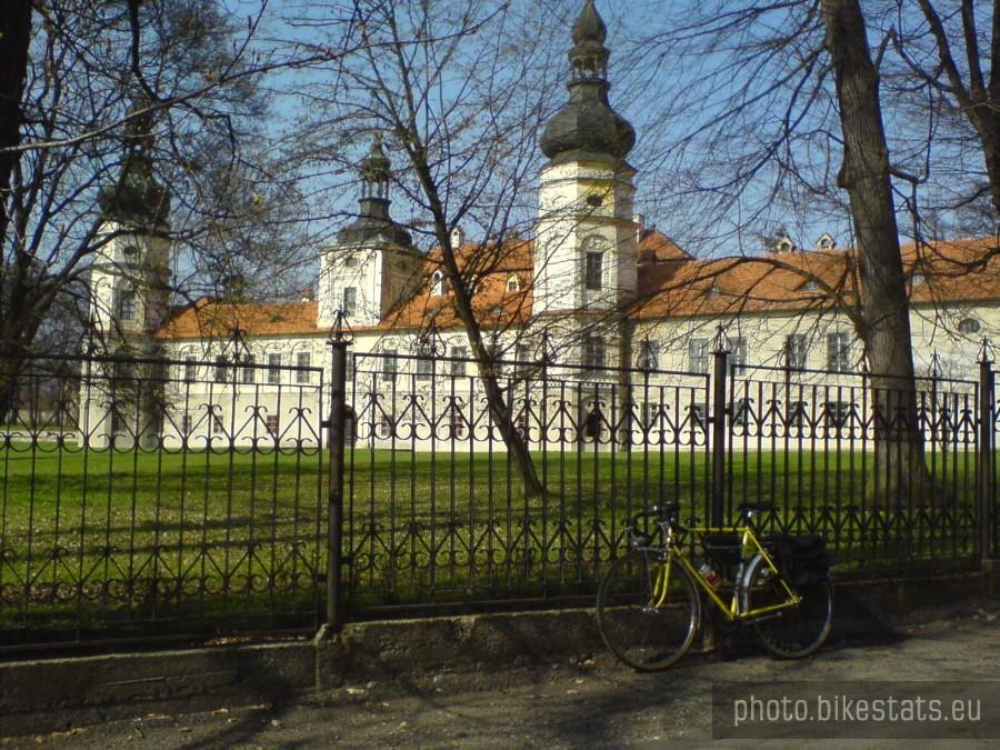 Pałac w Żyrowej od strony już wyremontowanej