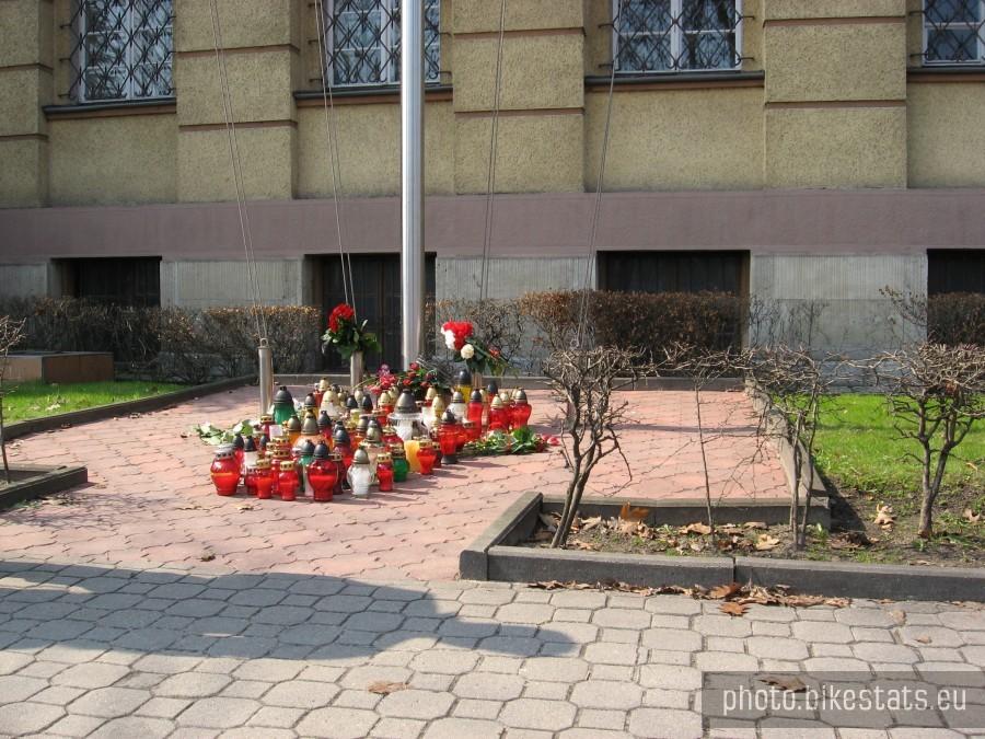 Przed Dowództwem Marynarki Wojennej RP