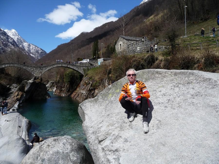 Słynny historyczny mostek w Lavertezzo w dolinie Val Verzasca (Szwajcaria)