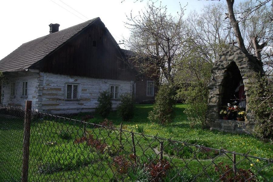 Szlak architektury zrujnowanej ale wielka kapliczka jest