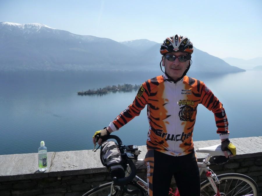 Widok z Ronco na Lago Maggiore z wyspą Brisaggo