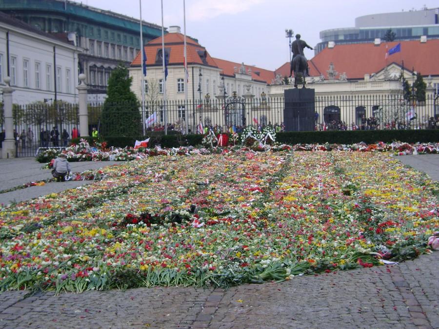 Morze kwiatów pod Pałacem Prezydenckim