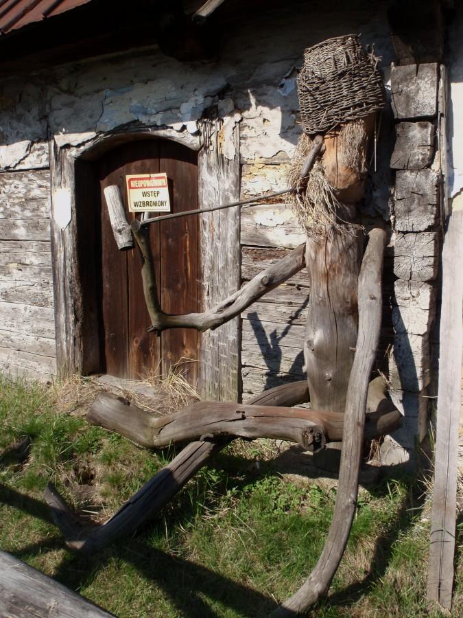 "Fajczarz" przed starą fabryką fajek w Zborowskich