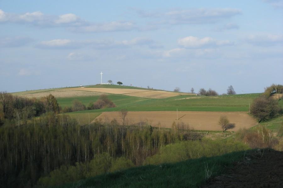 Widok na krzyż z górki obok