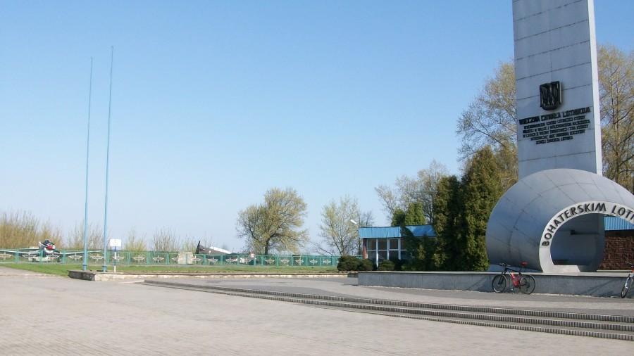 Pomnik przed Wyższą Szkołą Oficerską w Dęblinie