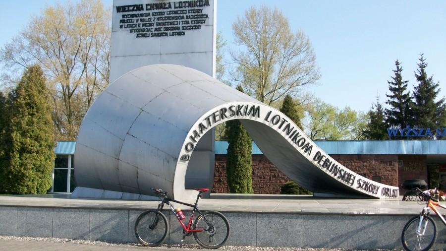 Pomnik przed Wyższą Szkołą Oficerską