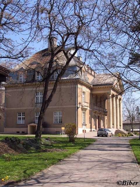 Pałac z 1869r przebudowany w 1911r. w Łubiu