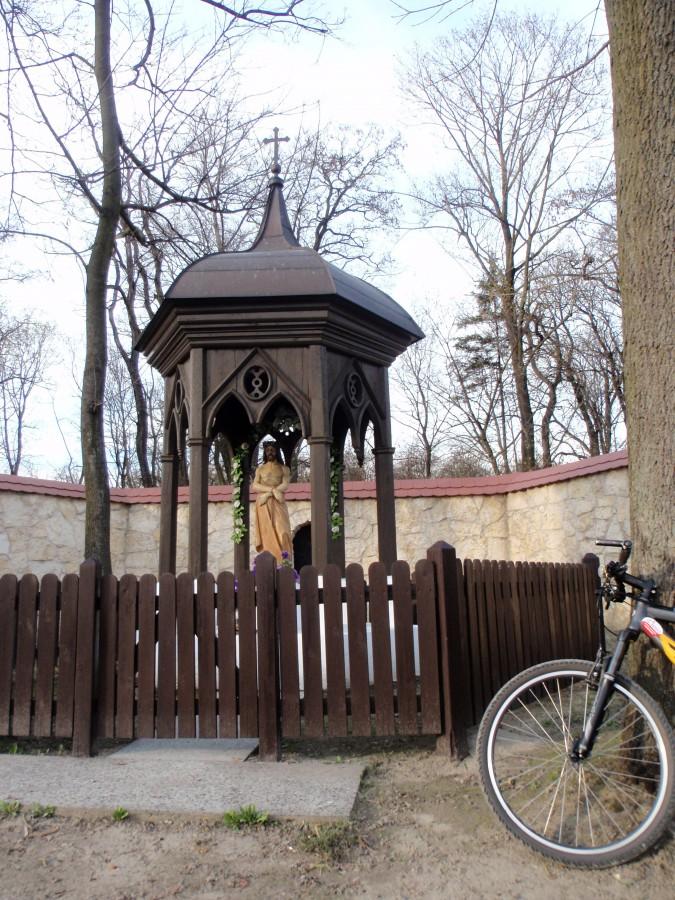 Małusy Wielkie - przydrożna kapliczka