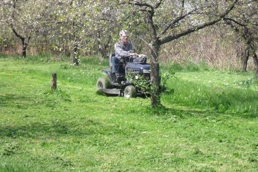 Jedzie chłop po polu, jedzie na traktorze