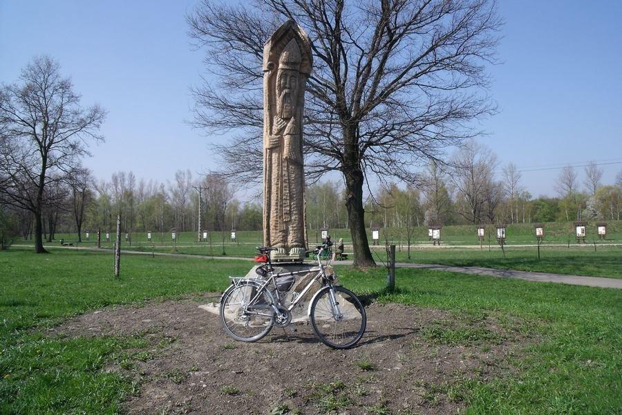 Pomnik świętego pszczelarza w Kętach