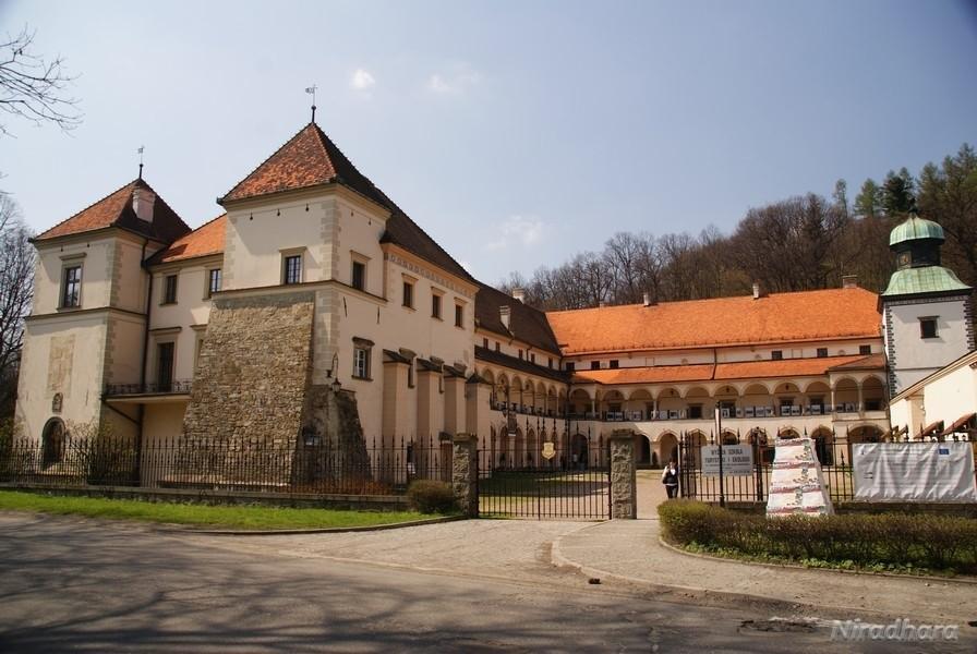 Mały Wawel - widok od strony drogi