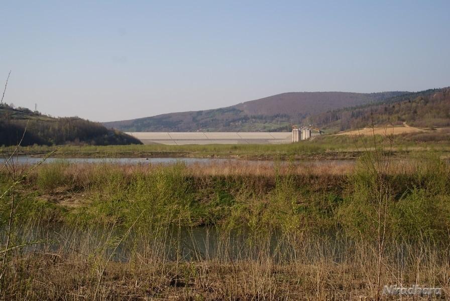 widok na zaporę