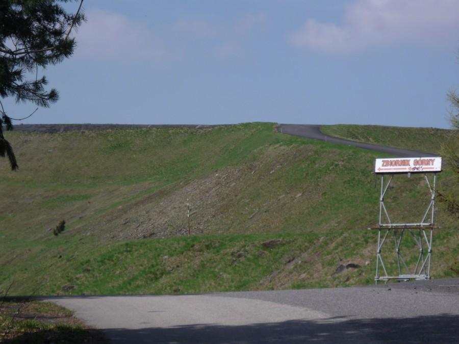 na początek Żar, skręcamy na czerwony szlak