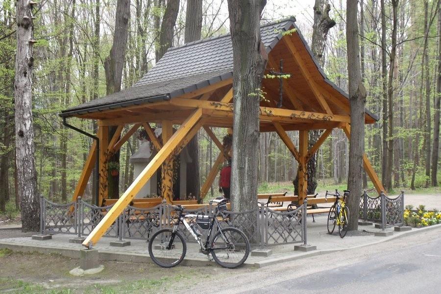 Leśny kościół w Kętach Podlesiu, miejsce postoju rowerzystów