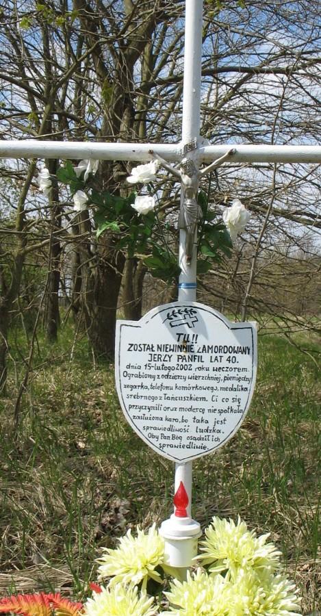 Karolinów - krzyż w miejscu morderstwa