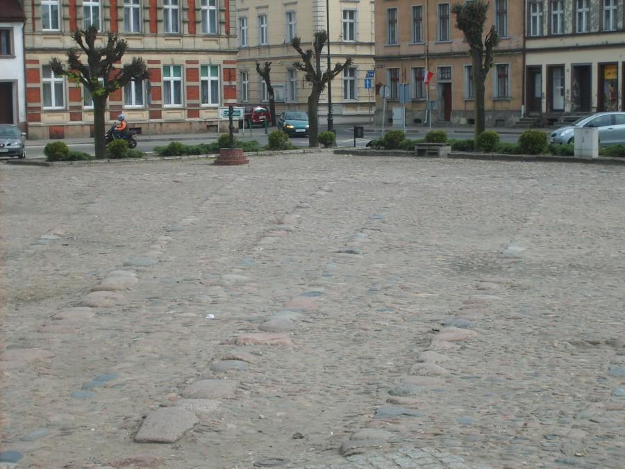Rynek we Lwówku jest wyłożony "kocimi łbami" w paski