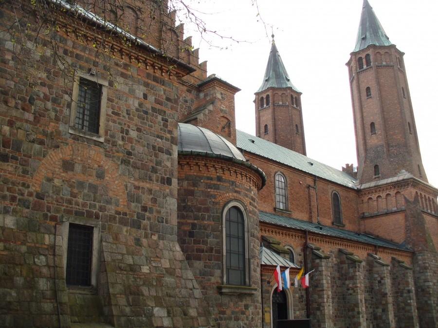 W płockiej katedrze można podziwiać kopię Drzwi Płockich - słynnego zabytku sztuki romańskiej. Oryginał znajduje się w Nowogrodzie Wielkim