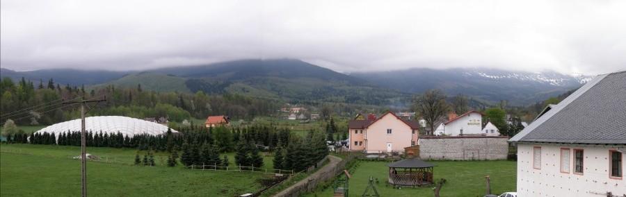 Panoramka zachmurzonych Karkonoszy