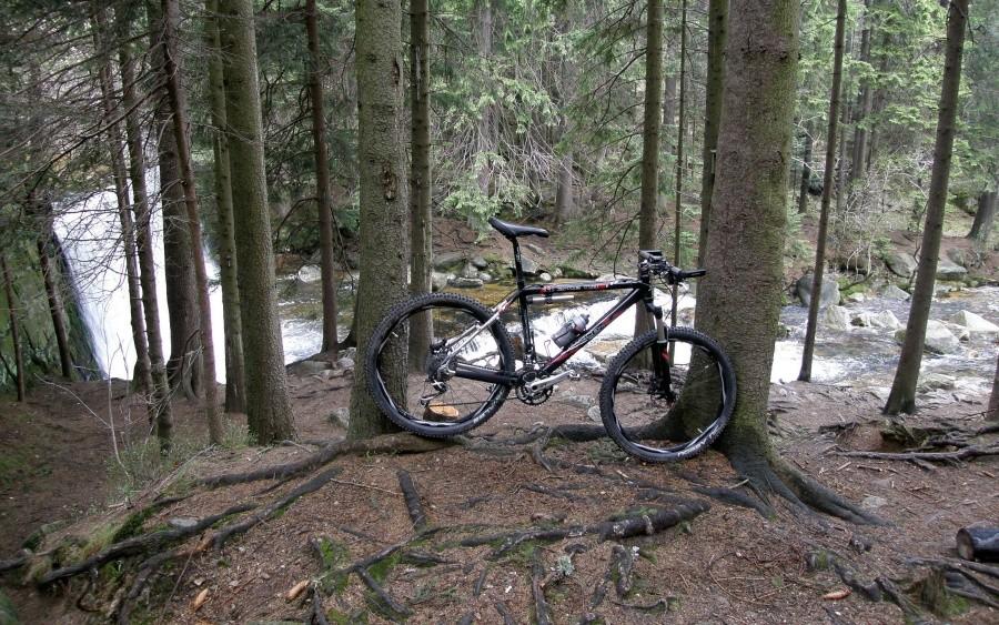 Bike przy górskim potoku