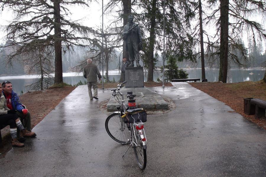 Pomnik nad jeziorem