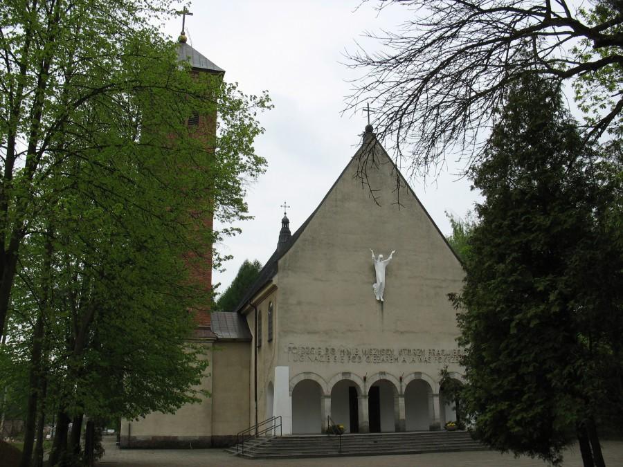 Baniocha - kościół pw. NMP Królowej Pokoju