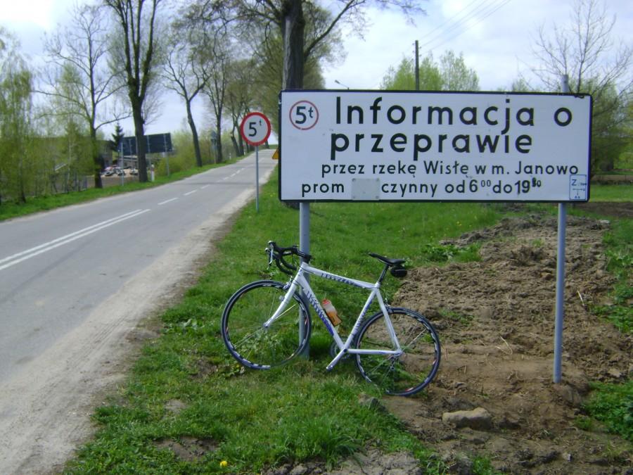 W drodze na przeprawę promową w Janowie