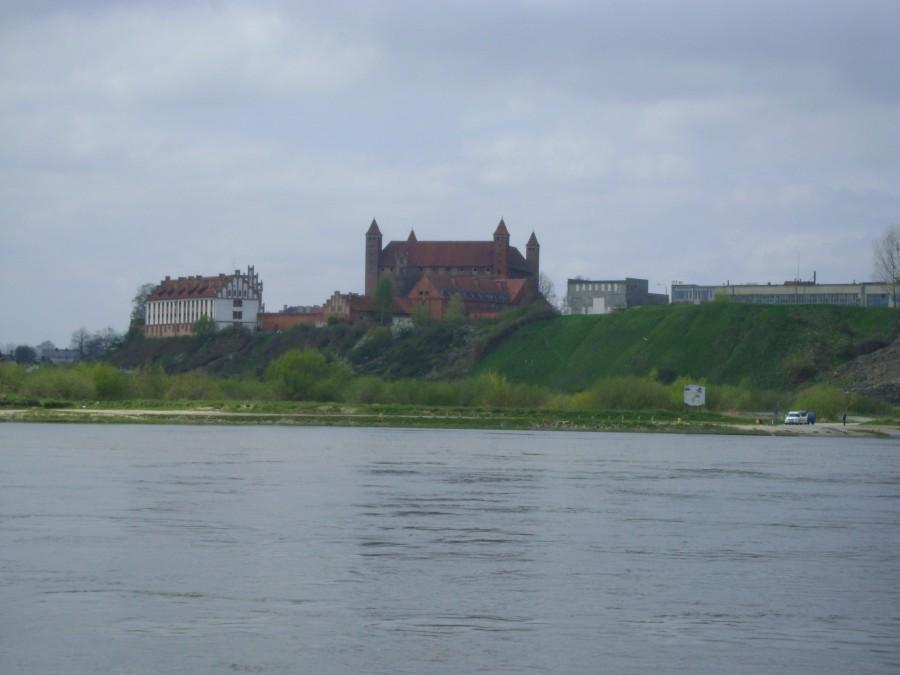 Widok na zamek w Gniewie z promu.