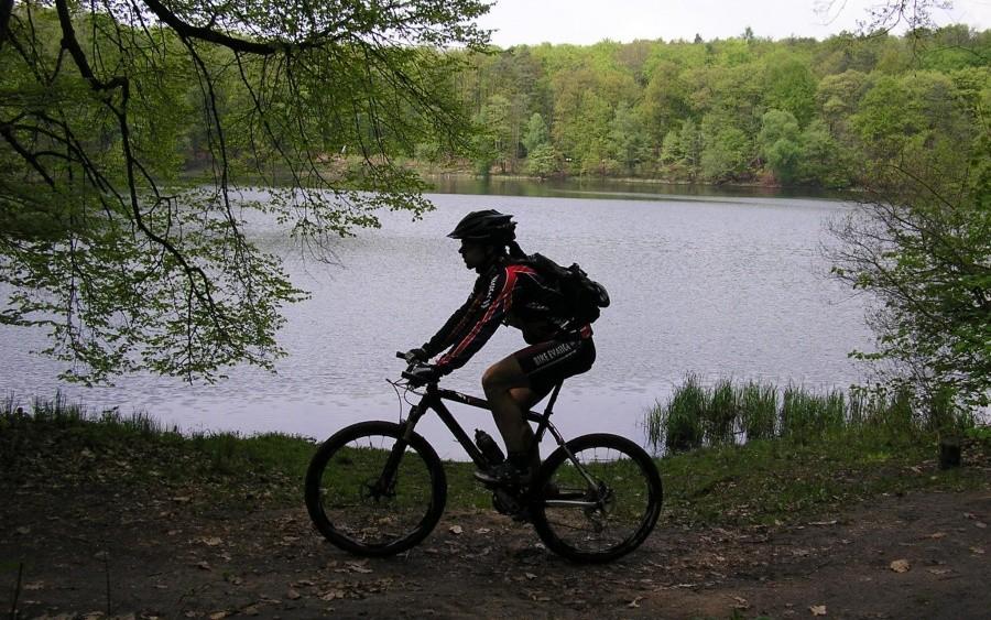 Biker i urocze leśne jeziorko