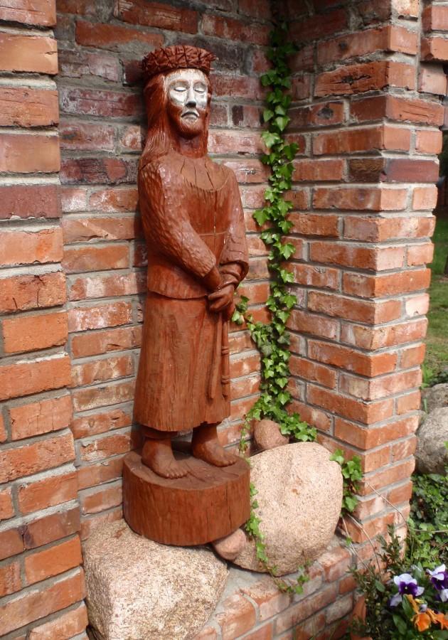 Nietypowa figura Chrystusa w Podłężu Królewskim