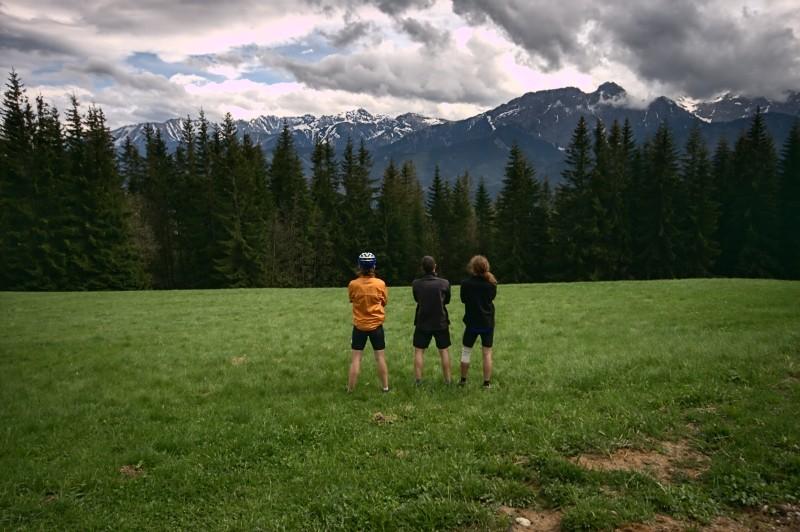 Trzy "rowerowe wariatuńcie" zerkające na Tatry