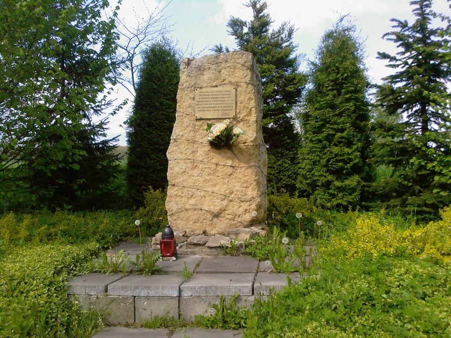 Kobiór. Obelisk w miejscu głównej bramy wjazdowej do podobozu KL Auschwitz