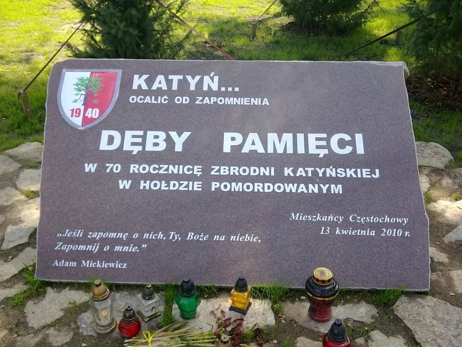 Pamiątkowa tablica na cześć zamordowanych w Katyniu.