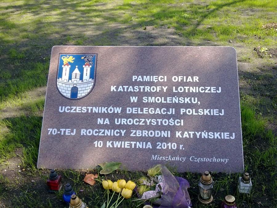 Tablica upamiętniająca ofiary katastrofy pod Smoleńskiem.