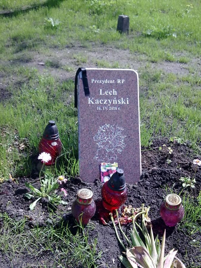 Tablica upamietniajaca Prezydenta RP Lecha Kaczyńskiego.