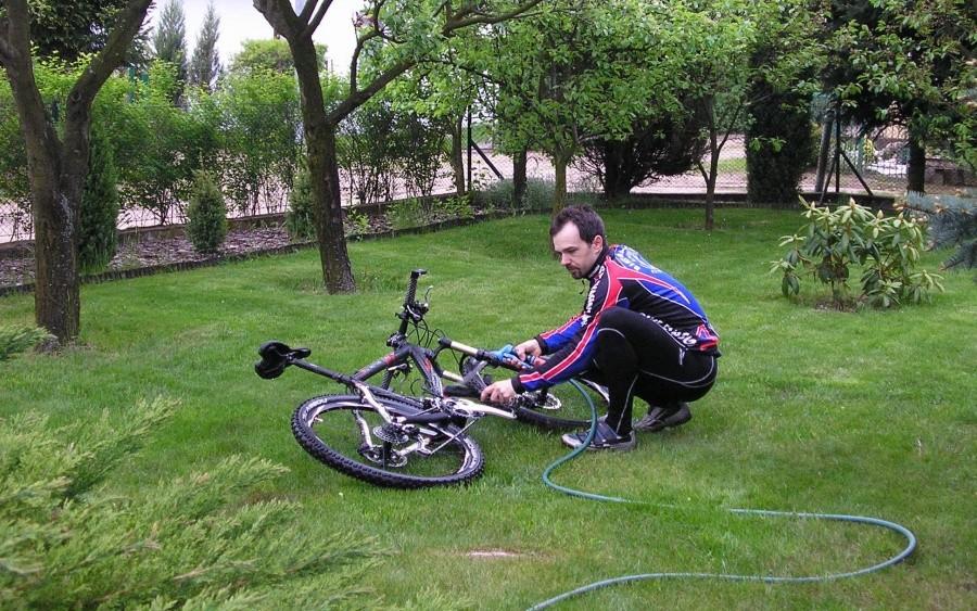 Myję rower w komfortowych warunkach