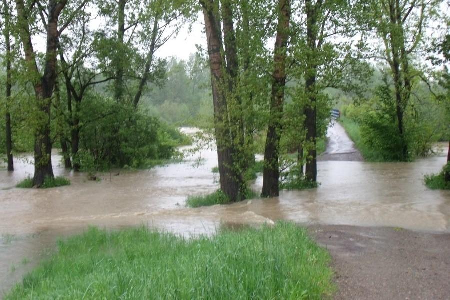 Kładka łącząca Kobiernice z Kętami