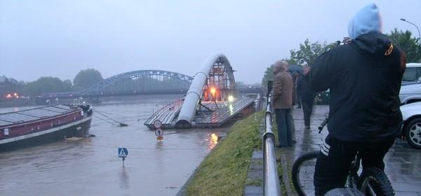 Pływająca kładka pieszo rowerowa