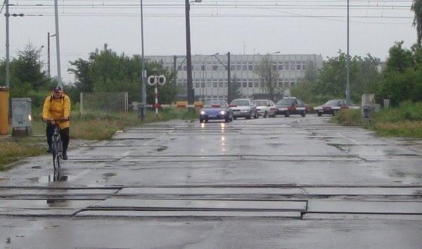 Rowerzysta na przejeździe PKP.