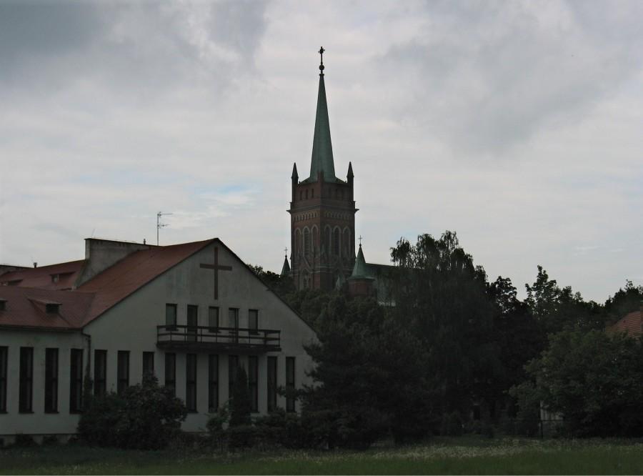 Kościół Wniebowzięcia NMP w Zerzeniu - widok od ul. Przygodnej