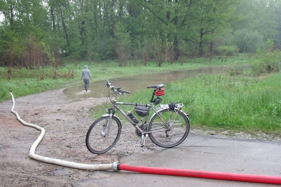 Straż pompuje wodę
