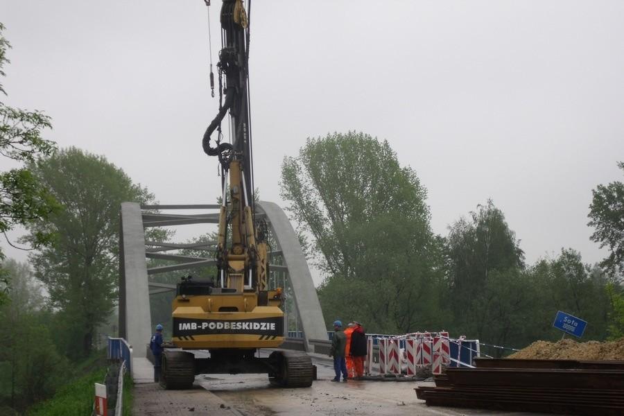 Trawają prace na moście w Kobiernicach