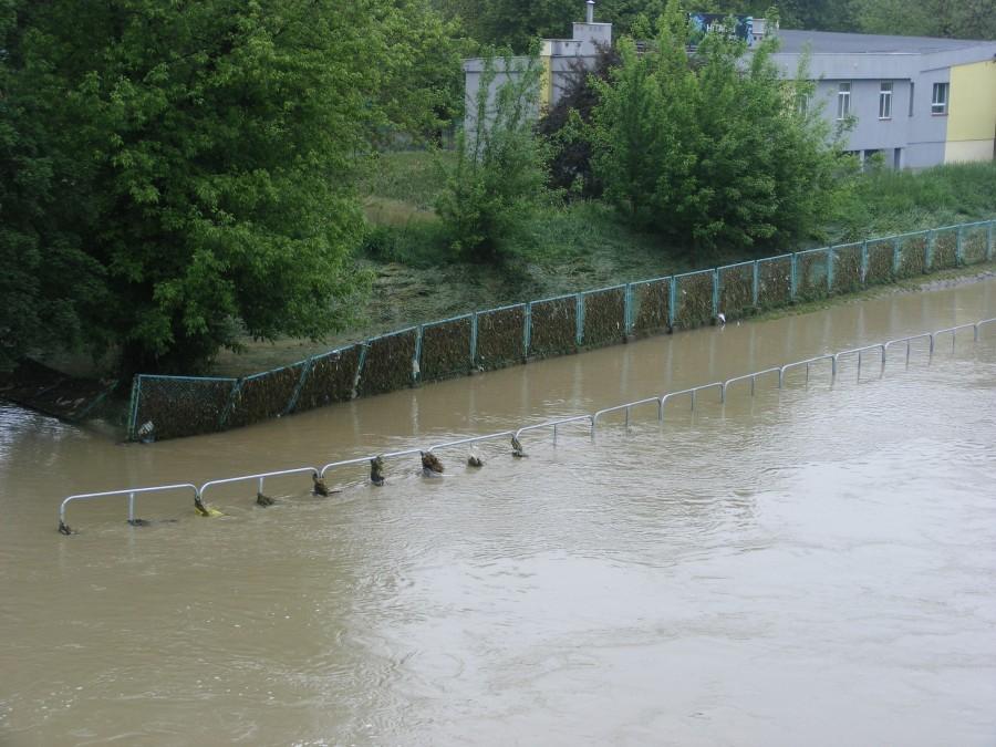 Między barierkami, a ogrodzeniem jest ścieżka rowerowa jakby ktoś nie wiedział;P