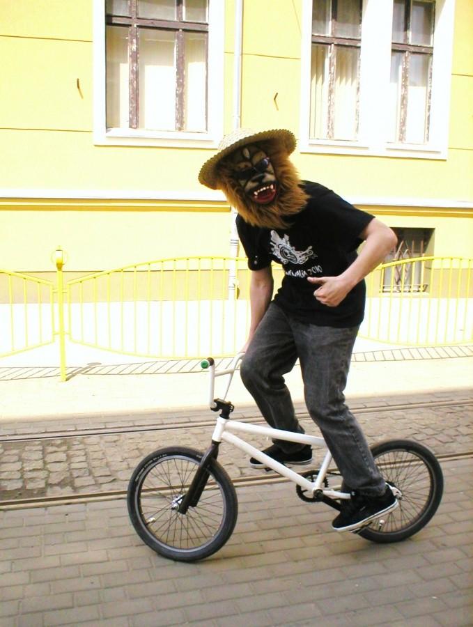 JUWENALIA 2010- MAŁPOLEW NA BMX POMYKA ULICĄ 1 MAJA :-)