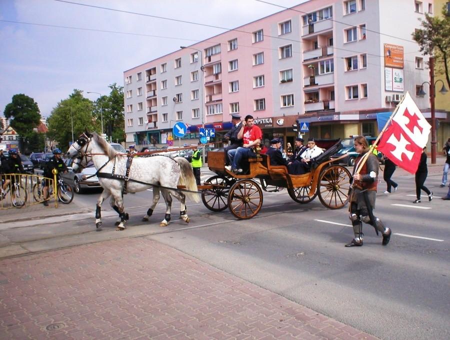 JUWENALIA 2010-MAGNIFICENCJE W BRYCZCE WJEŻDŻAJĄ NA UL. 1 MAJA