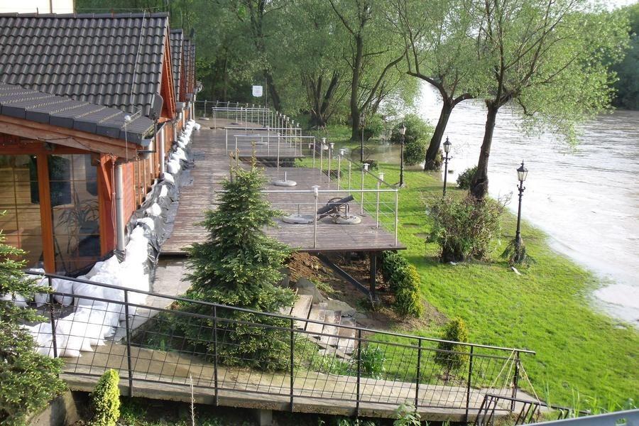 Woda sięgała tarasów restauracji