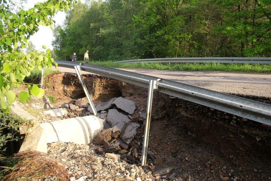 Potężne przepusty pod drogą nie pomogły